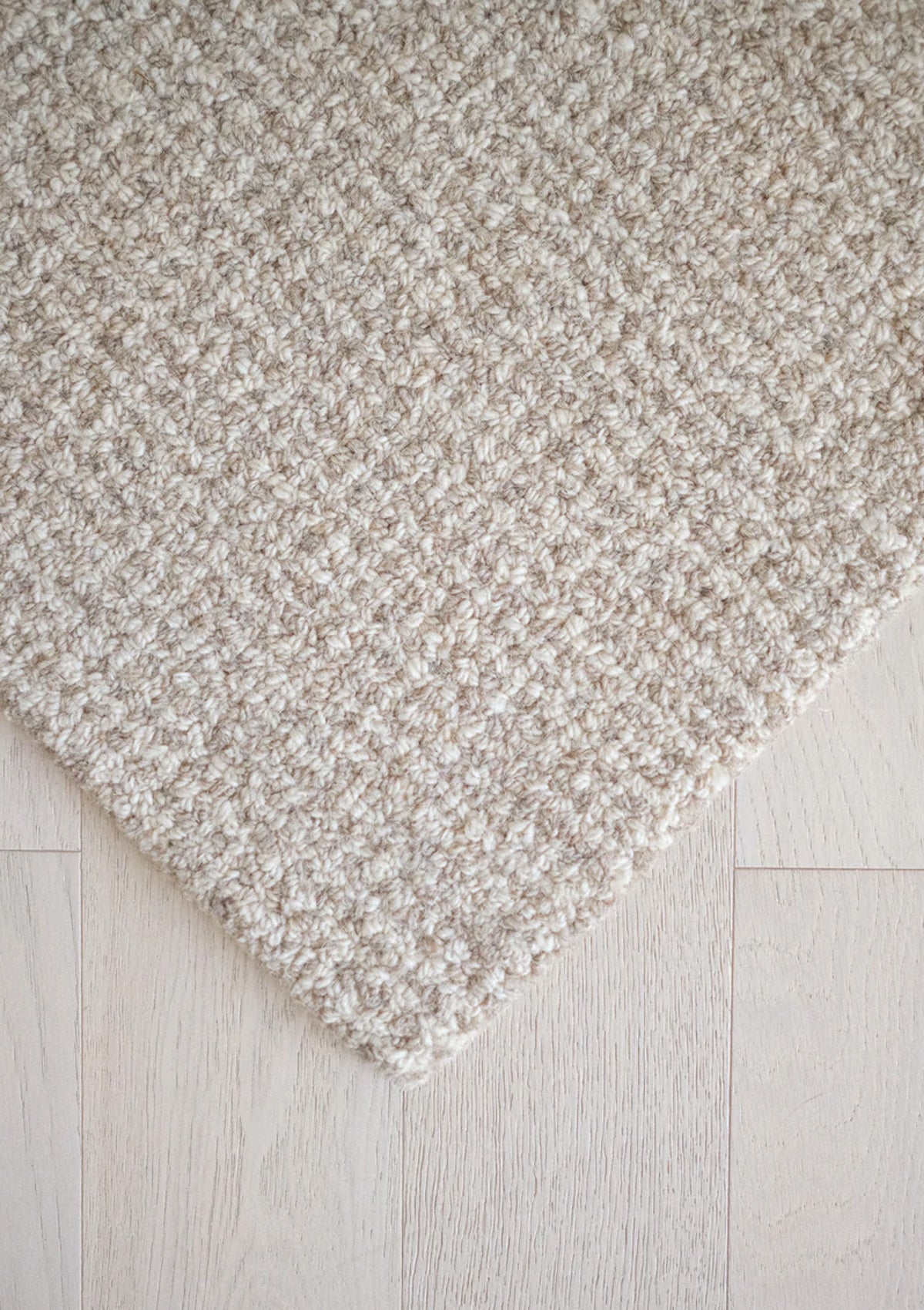 Akoni Rug