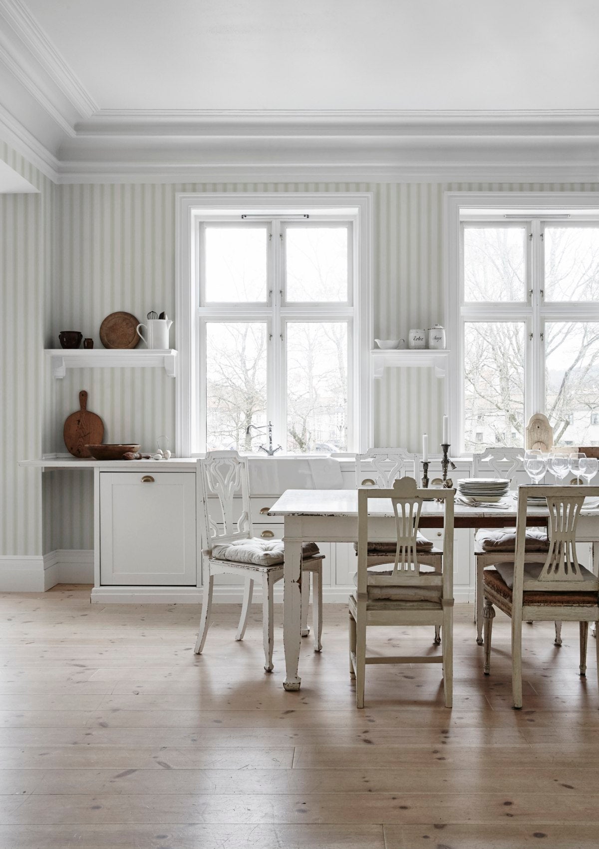 Gustav Wallpaper in Light Green