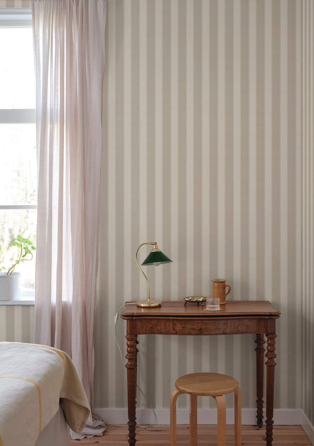 Henrik Wallpaper in Light Gray