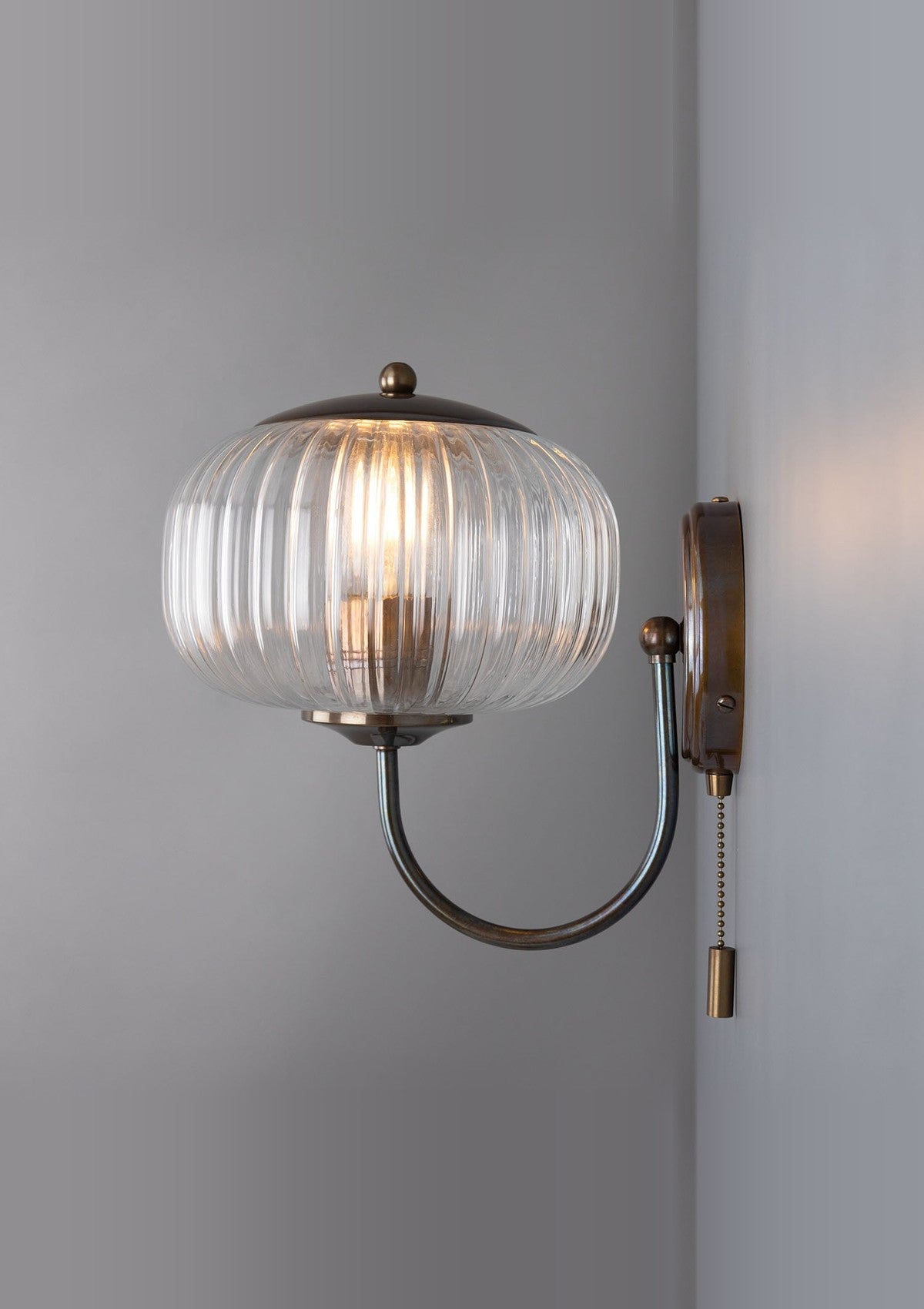 Nehir Reeded Glass Wall Sconce with Pull Switch – Antique Brass