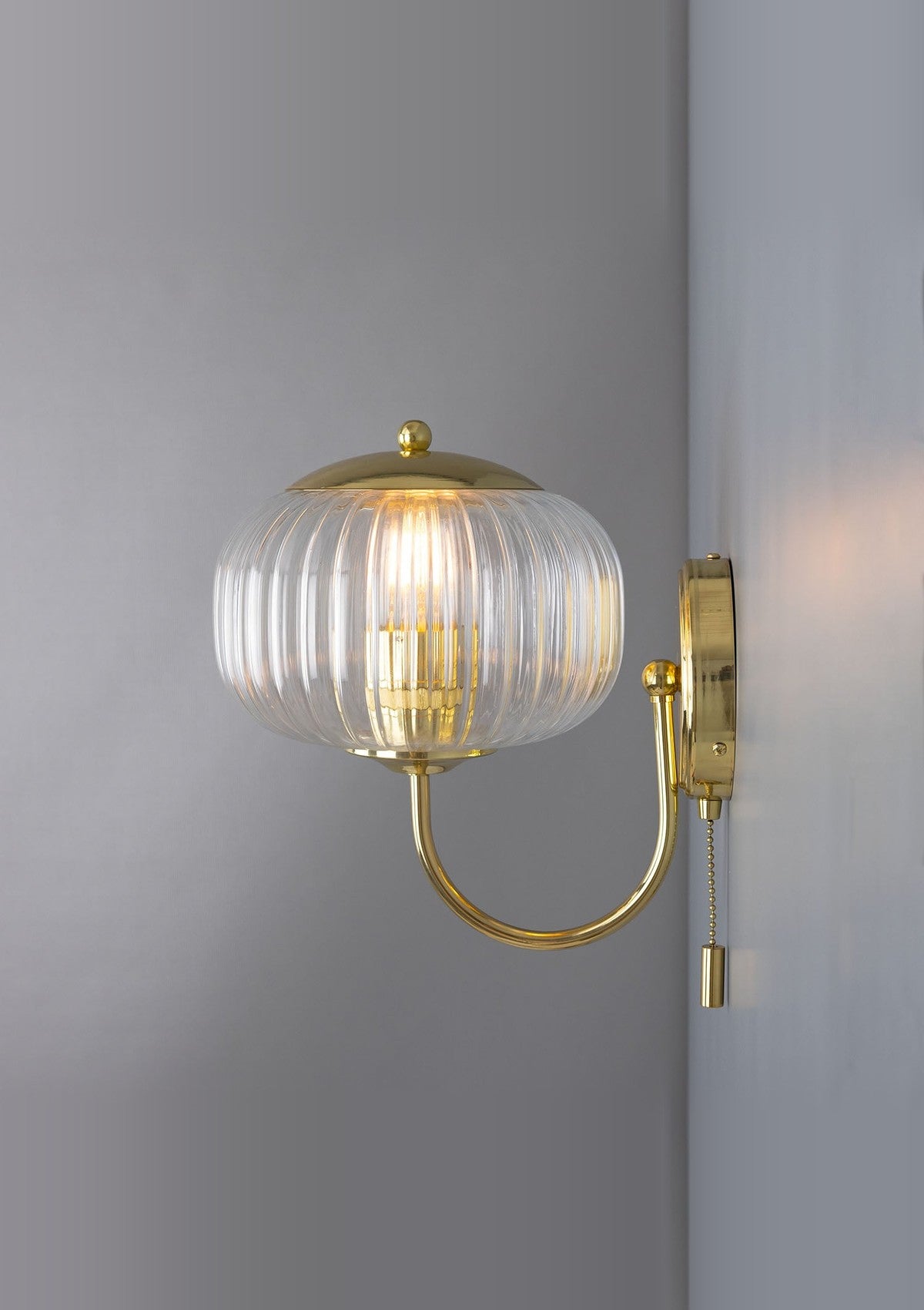 Nehir Reeded Glass Wall Sconce with Pull Switch – Polished Brass