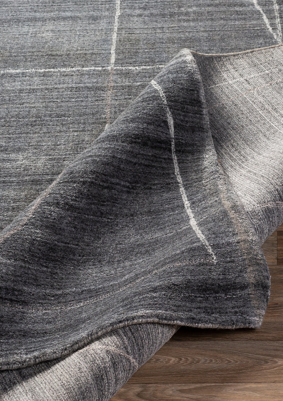 The rug has cool toned colours but the viscose gives it a bright and lustrous sheen.