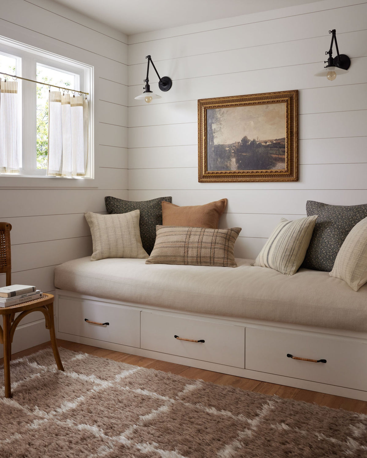 Amira Khaki/Ivory Rug – room scene
