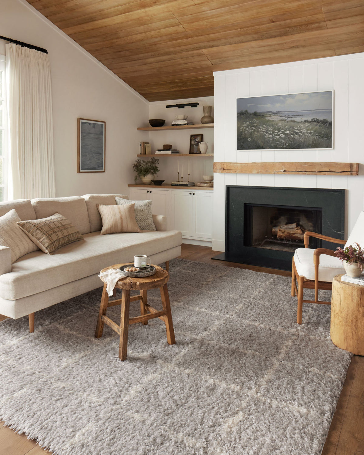Amira Silver/Ivory Rug – room scene