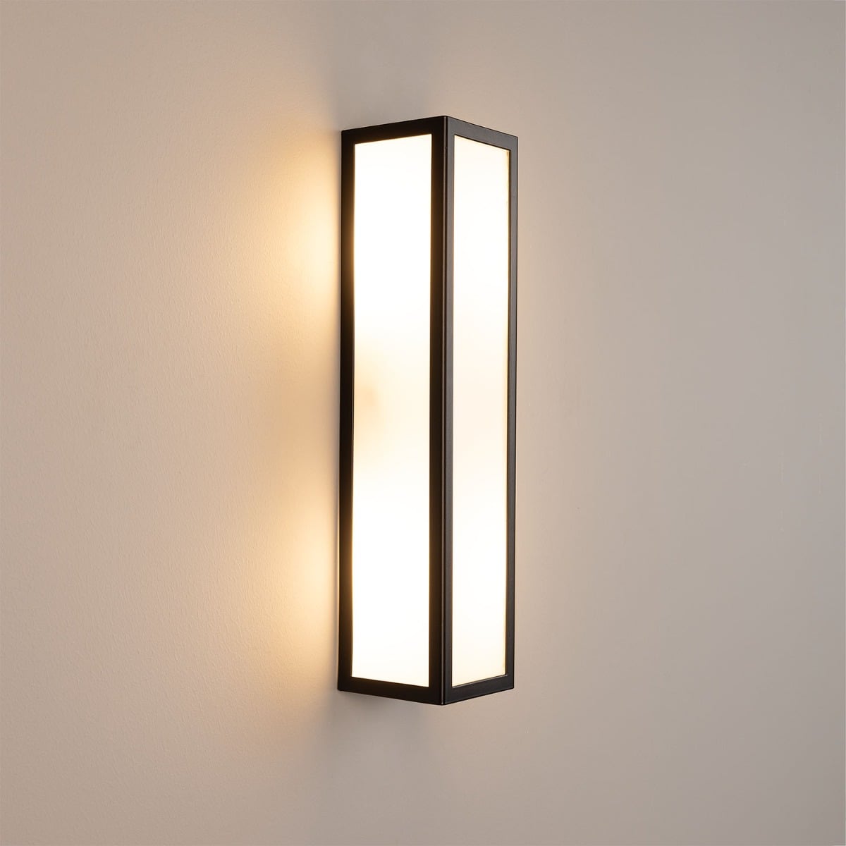 Bata Modern Bathroom Wall Sconce – illuminated