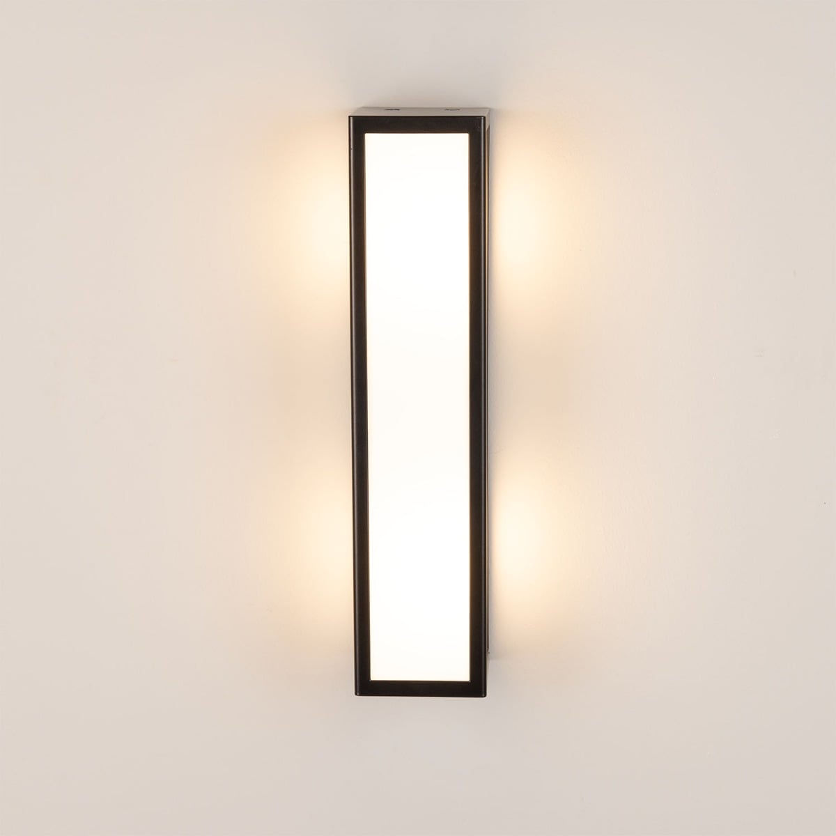 Bata Modern Bathroom Wall Sconce – illuminated