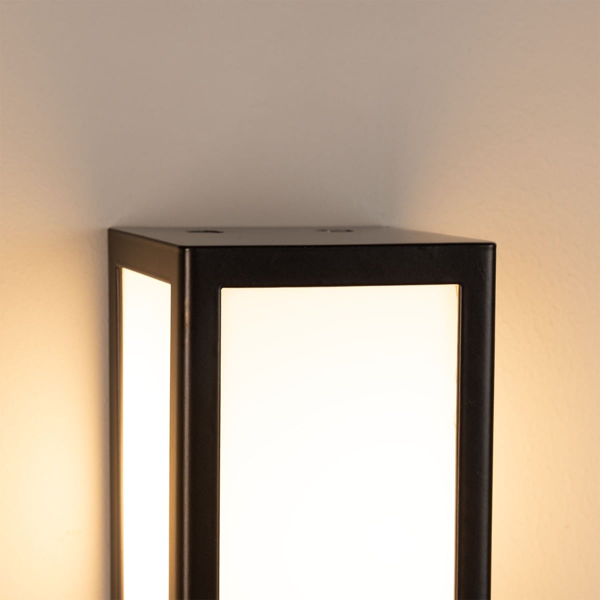 Bata Modern Bathroom Wall Sconce – detail