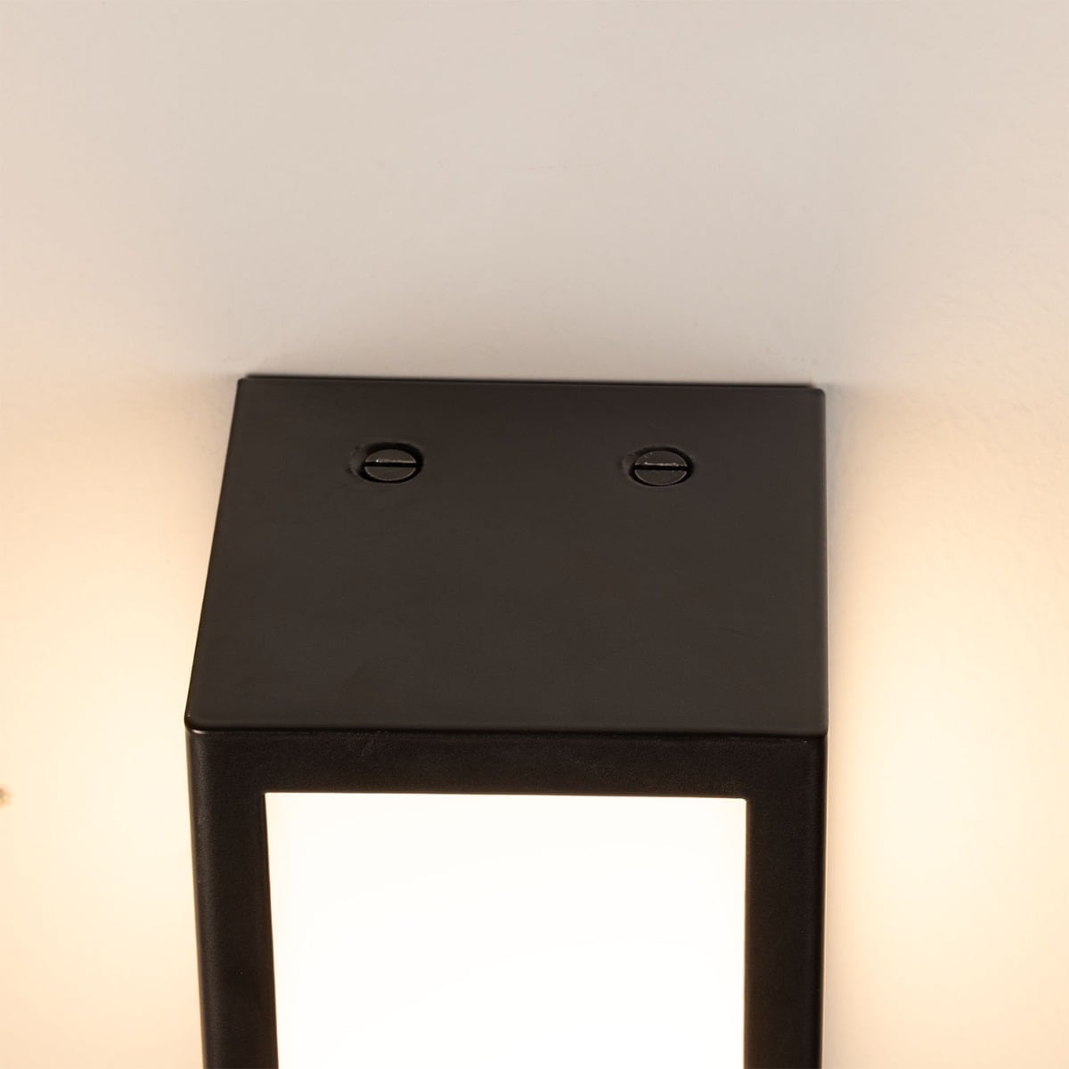 Bata Modern Bathroom Wall Sconce – detail