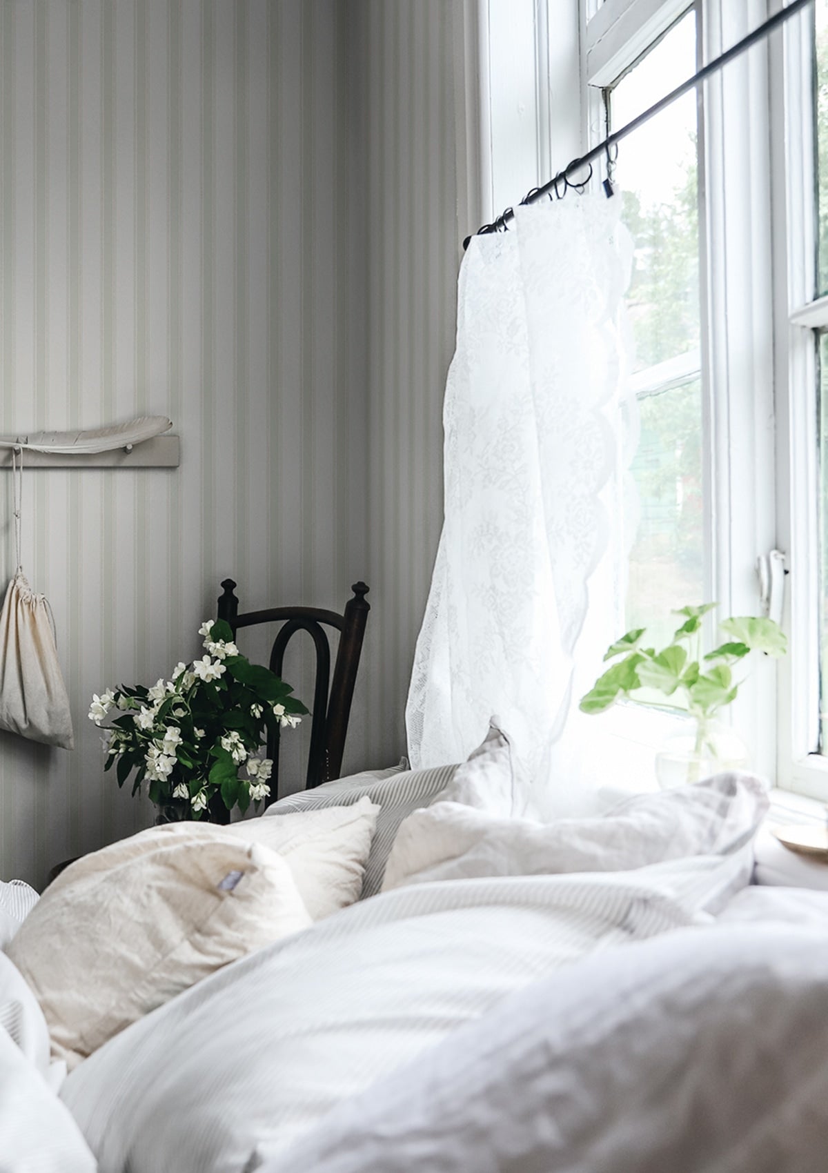 Gustav Wallpaper in Light Green