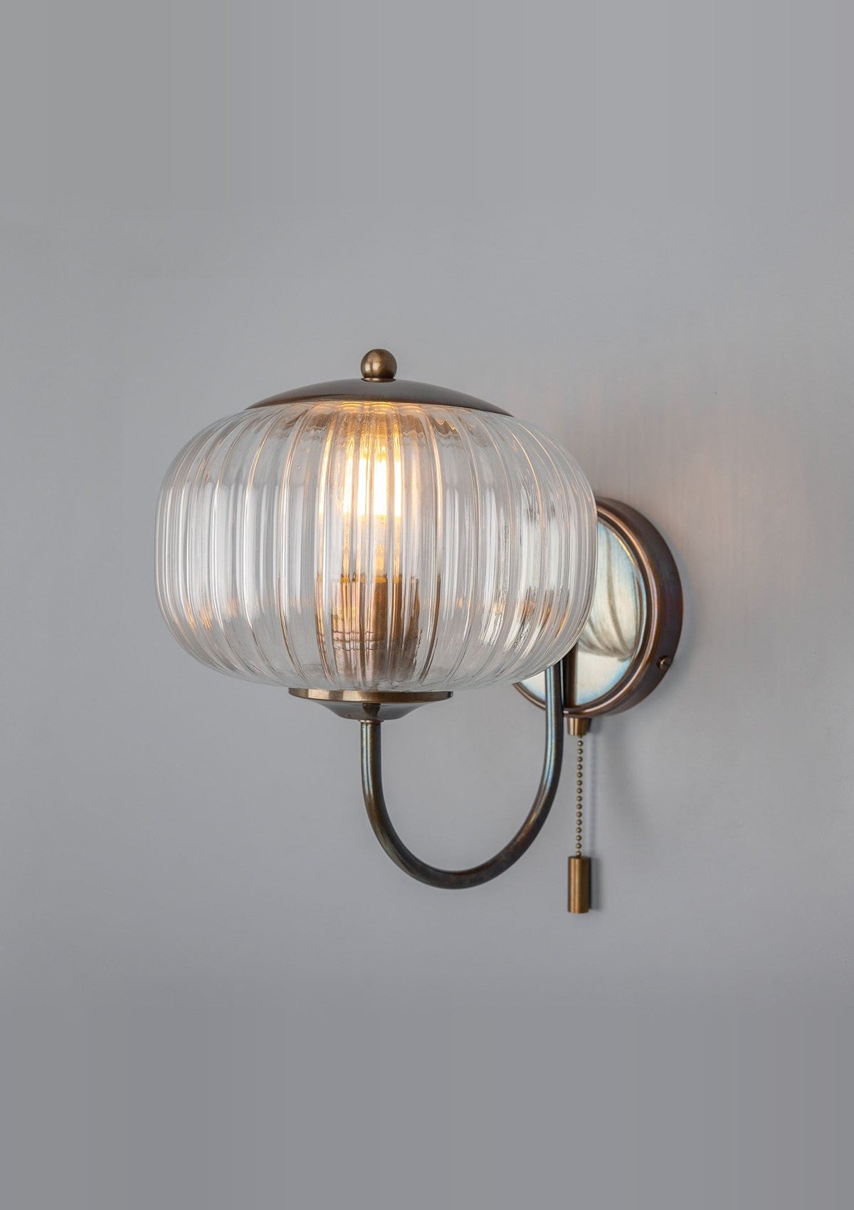 Nehir Reeded Glass Wall Sconce with Pull Switch – Antique Brass