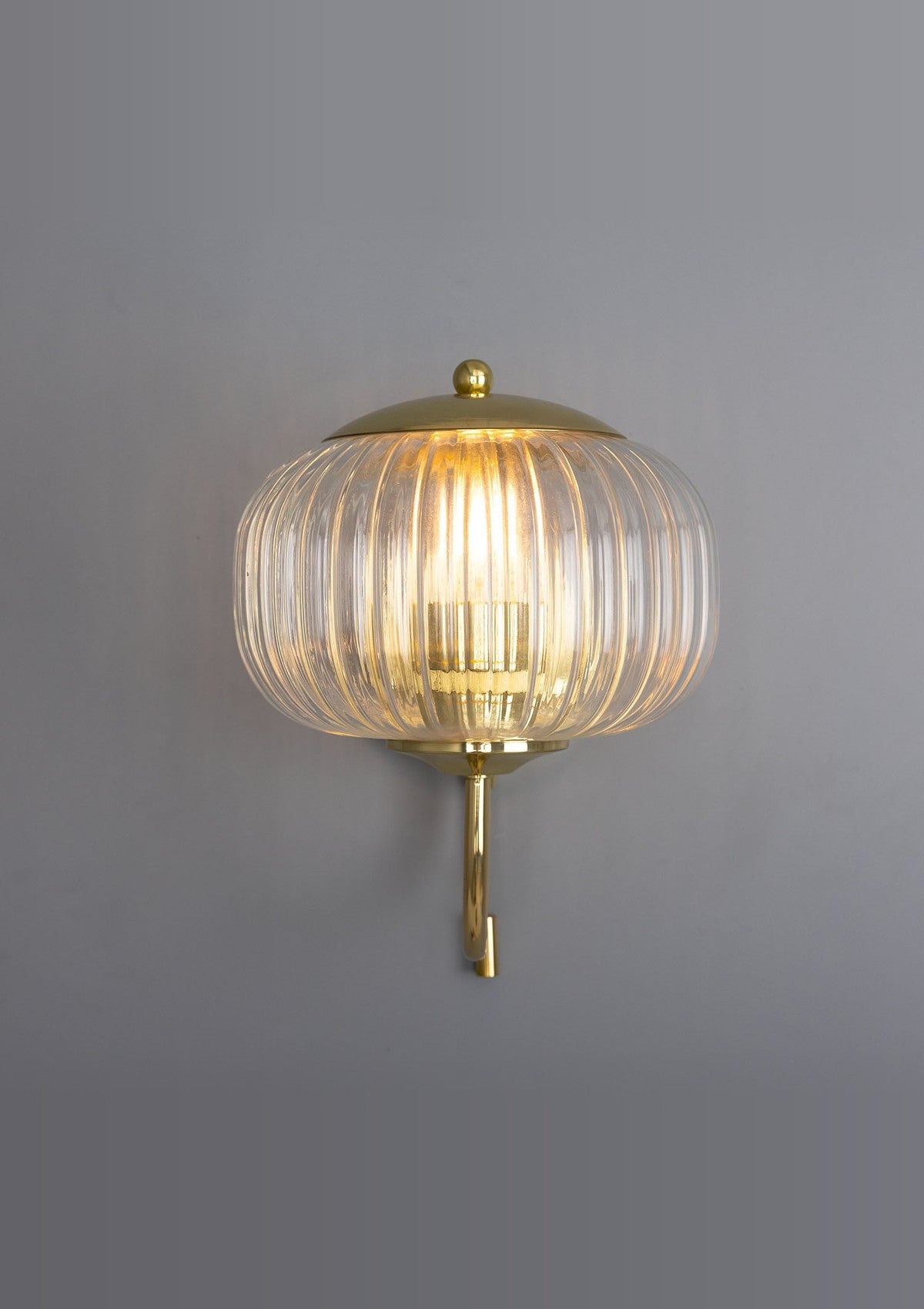 Nehir Reeded Glass Wall Sconce with Pull Switch – Polished Brass