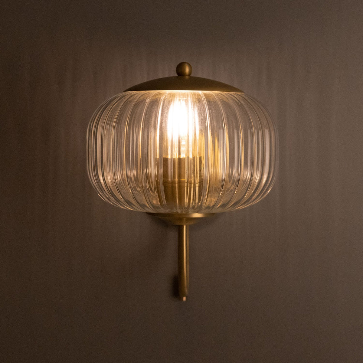 Nehir Reeded Glass Wall Sconce with Pull Switch – Satin Brass
