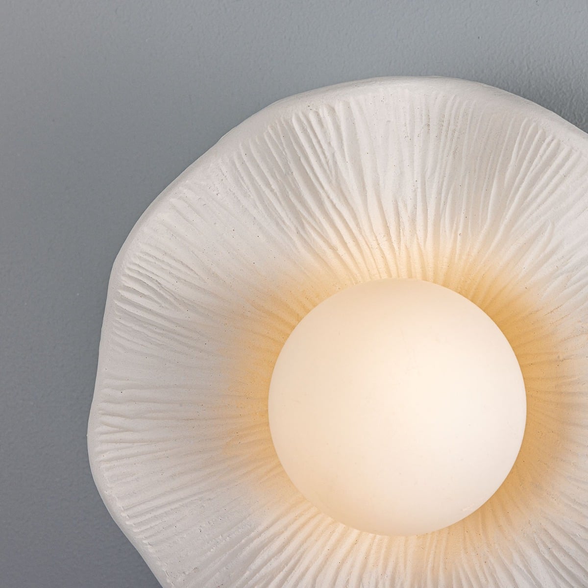Rivale Bathroom Wall Sconce with Wavy Ceramic Shade, Matte White Striped – Detail