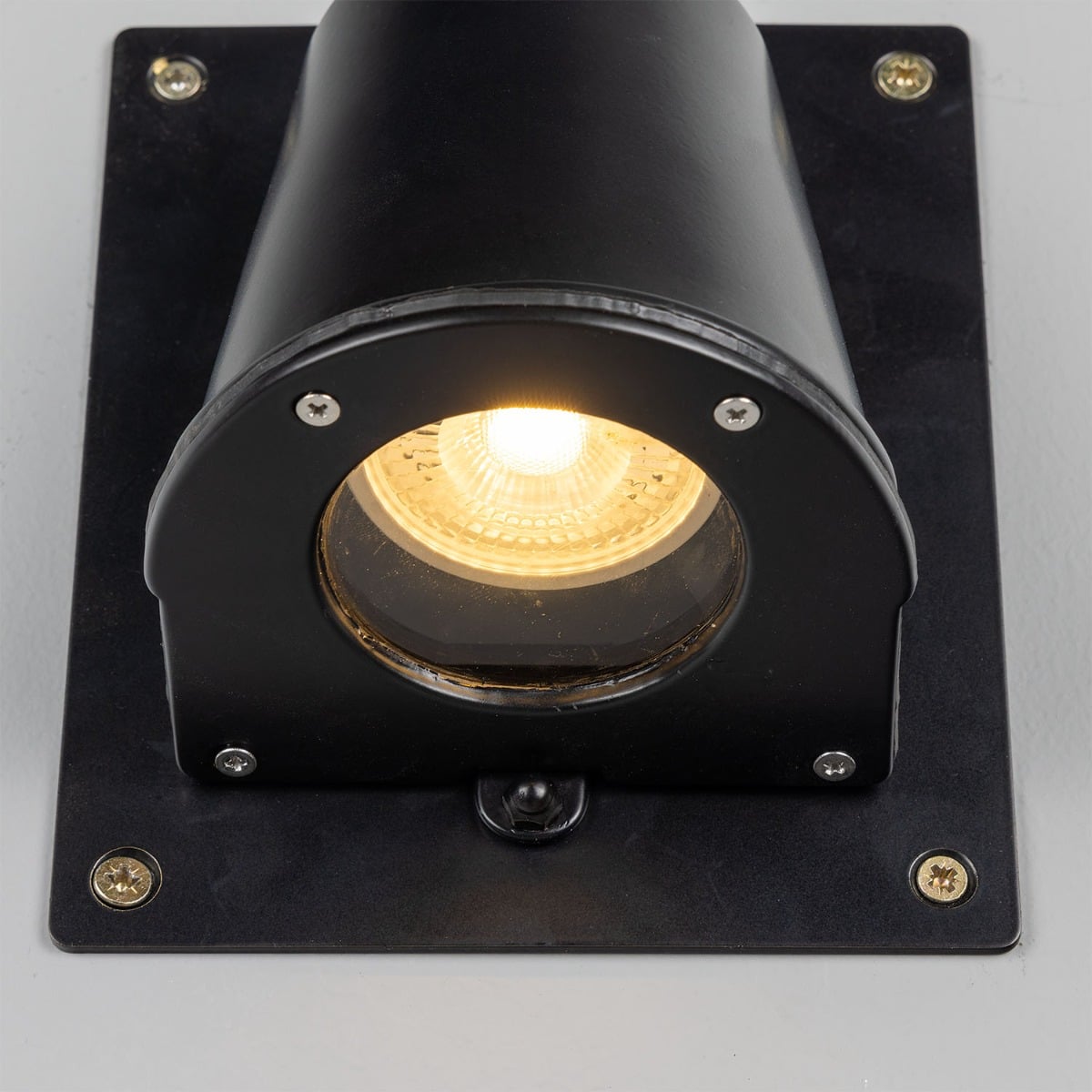 Wade Outdoor Brass Spotlight with Back Plate – Detail