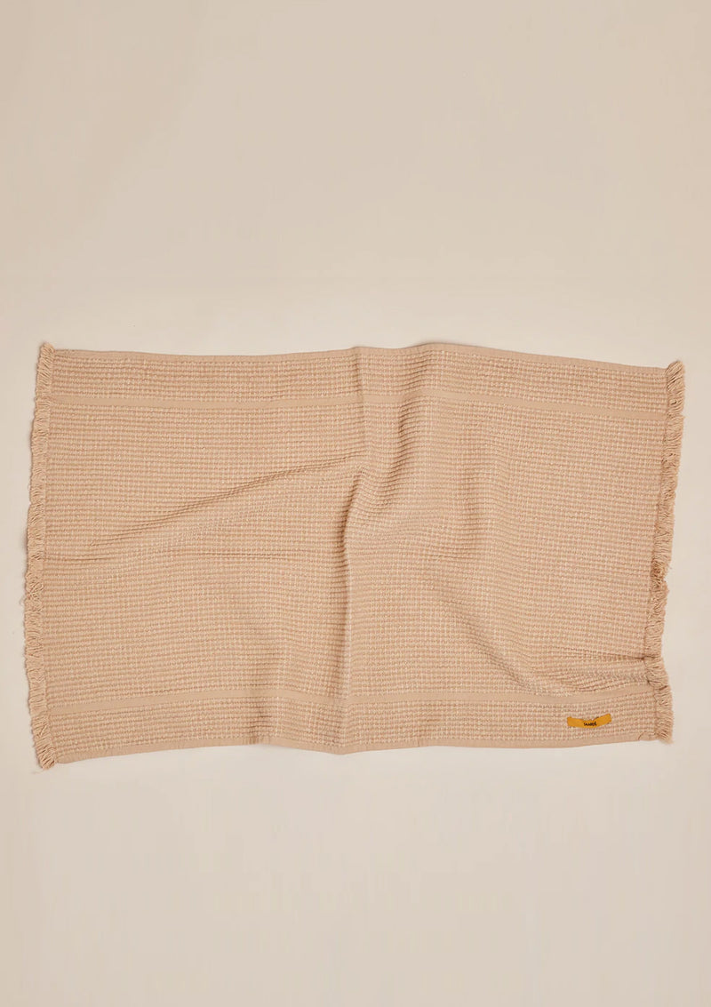 The Vintage Wash Ribbed Bath Mat has been stonewashed to make it extra soft and comes in a light nutmed colour. 
