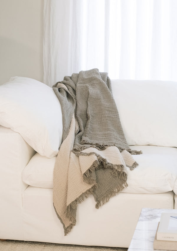 The olive Enes Cotton Throw has a crinkle texture and is made of super soft and cozy cotton. 